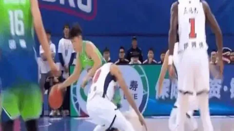 《足球巨星年度荣耀盘点：中锋巅峰对决，登贝莱、哈兰德、凯恩、姆巴佩领衔争霸》